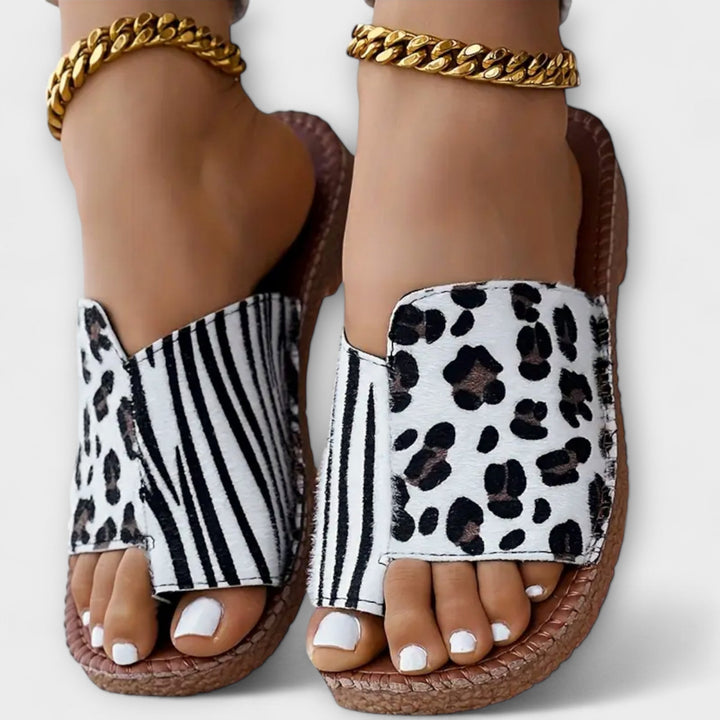 Chic Two-Tone Slippers with Leopard Print