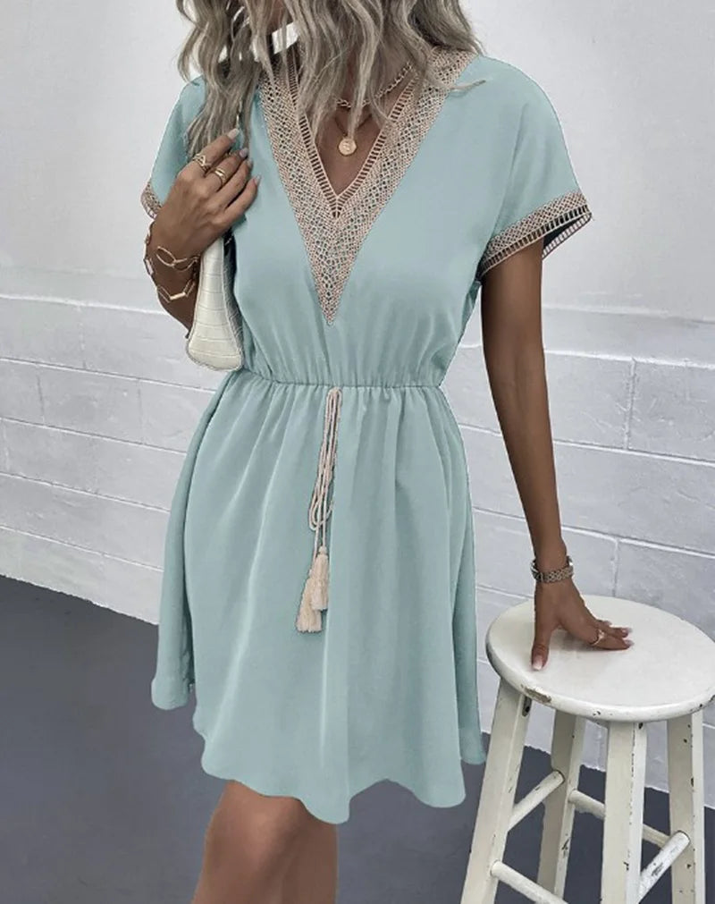 Josephine - Chic V-Neck Boho Dress with Flattering Waist Tie