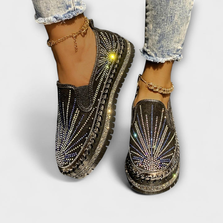 Sable – Leather shoes adorned with rhinestones
