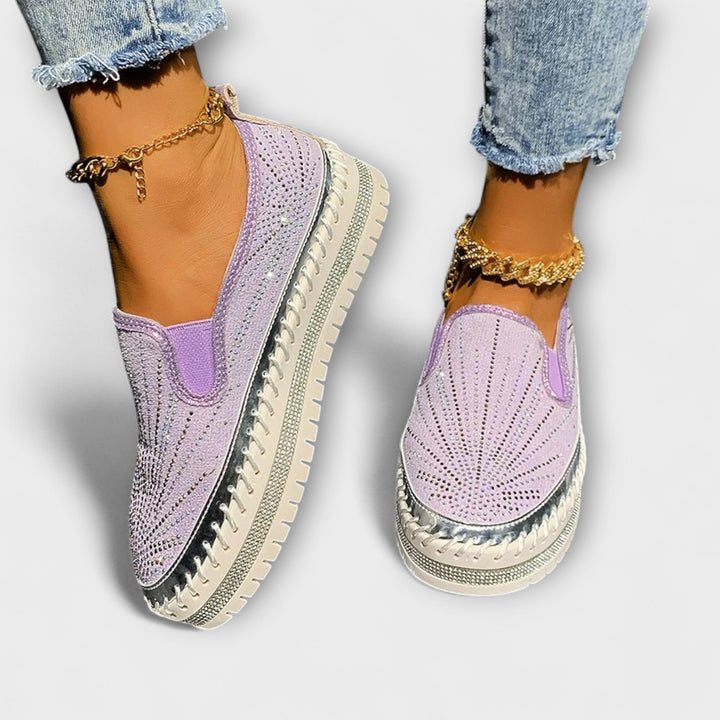 Sable – Leather shoes adorned with rhinestones