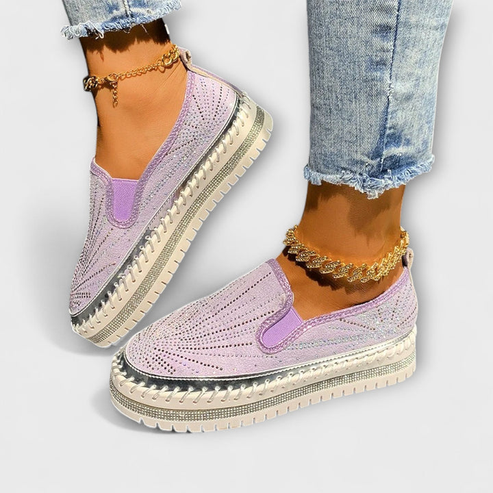 Sable – Leather shoes adorned with rhinestones