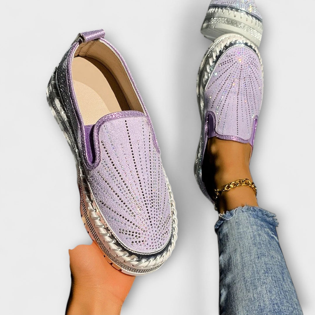 Sable – Leather shoes adorned with rhinestones