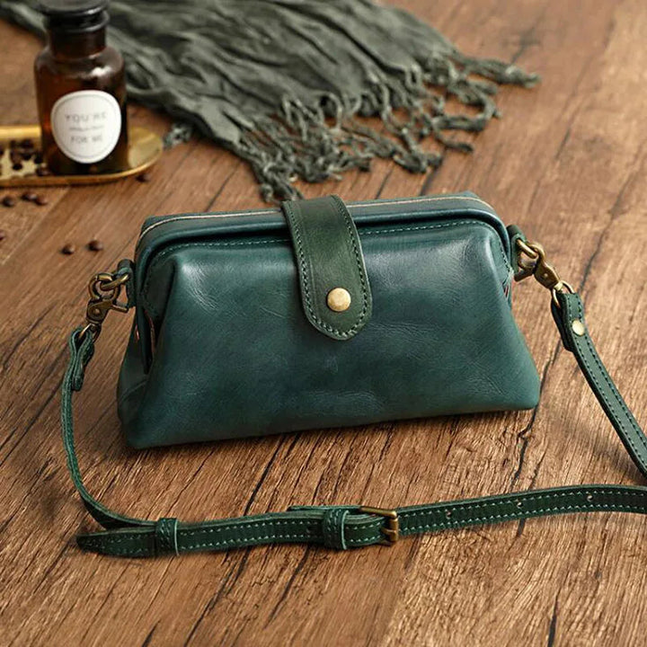 Herdis | Classic and compact bag in warm cognac shade
